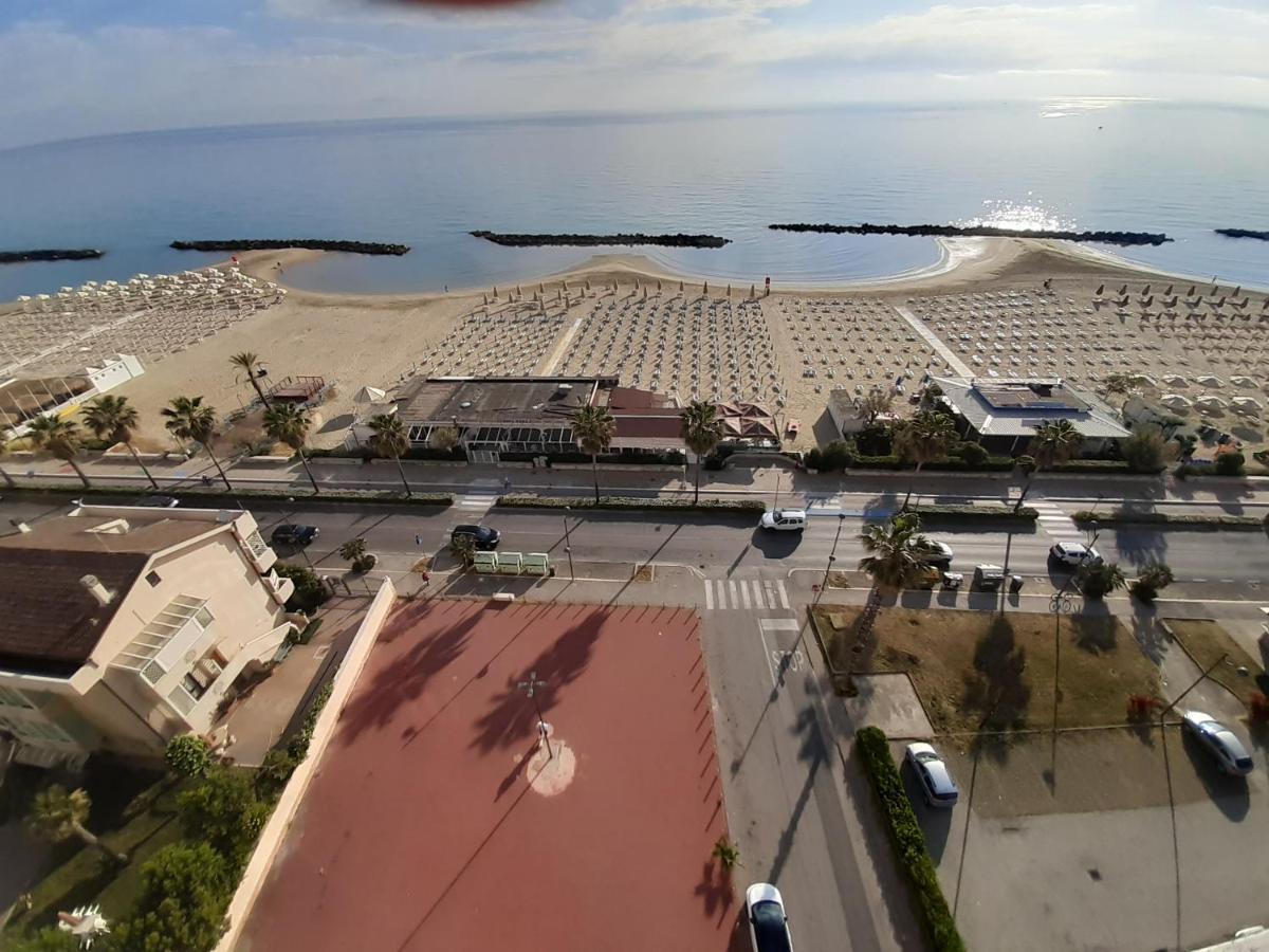 Montesilvano MarinaLa Terrazza Sul Mareアパートメント エクステリア 写真