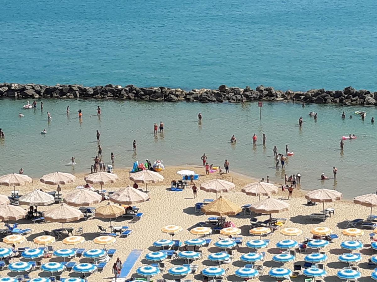 Montesilvano MarinaLa Terrazza Sul Mareアパートメント エクステリア 写真
